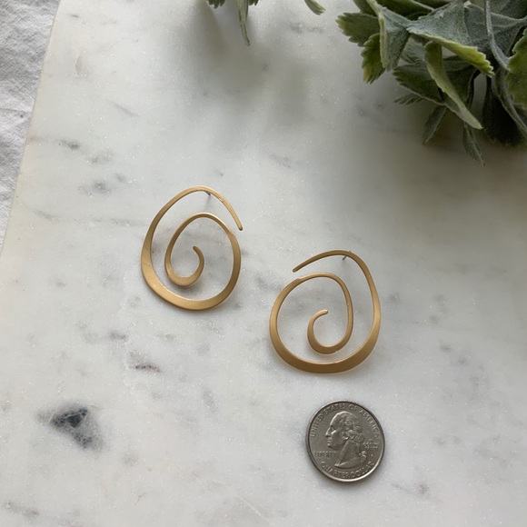 The Hattie - Twirl Matte Gold Stud Earrings - Picture 4 of 5
